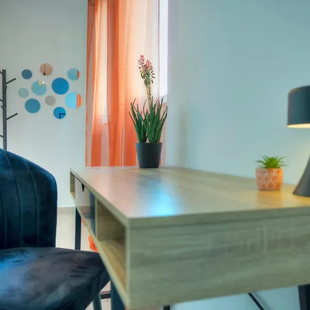 Spacious, Bright & Modern 3 Bedrooms, Balcony Apic1-1