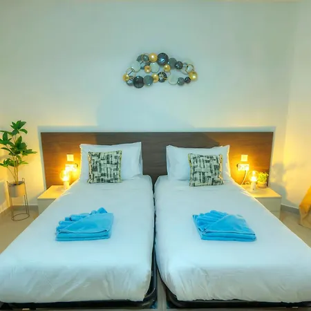 Spacious, Bright & Modern 3 Bedrooms, Balcony Apic1-1 Appartamento