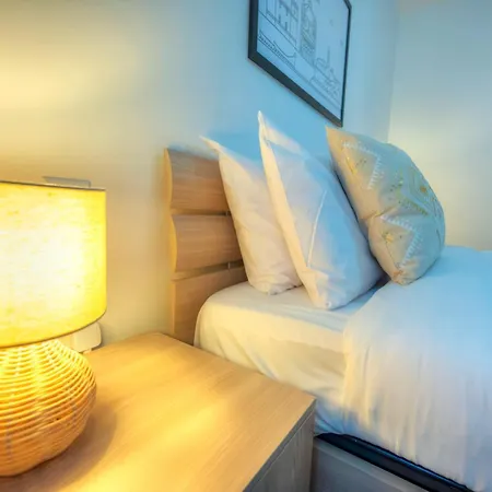 Appartamento Spacious, Bright & Modern 3 Bedrooms, Balcony Apic1-1