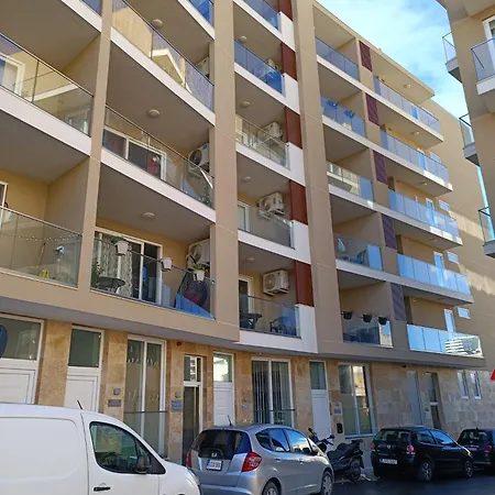 Spacious, Bright & Modern 3 Bedrooms, Balcony Apic1-1 Appartement *