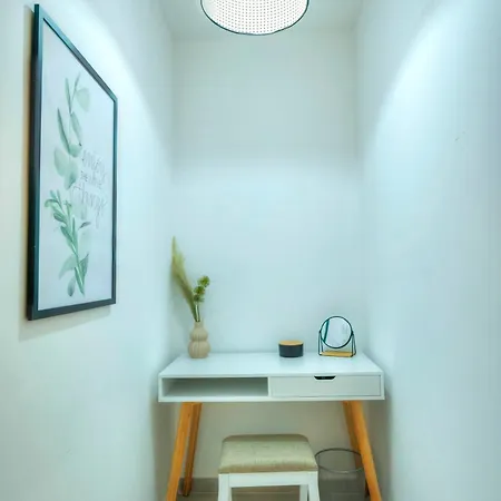 Apartment Spacious, Bright & Modern 3 Bedrooms, Balcony Apic1-1