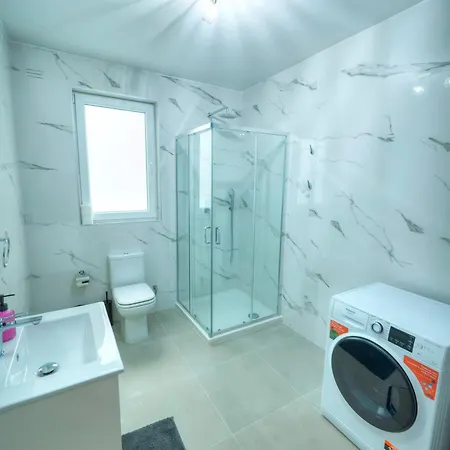 Spacious, Bright & Modern 3 Bedrooms, Balcony Apic1-1 * Msida
