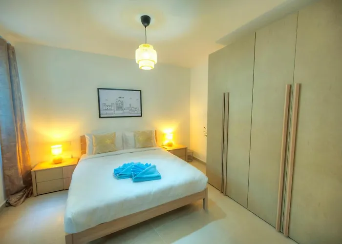 Spacious, Bright & Modern 3 Bedrooms, Balcony Apic1-1 *