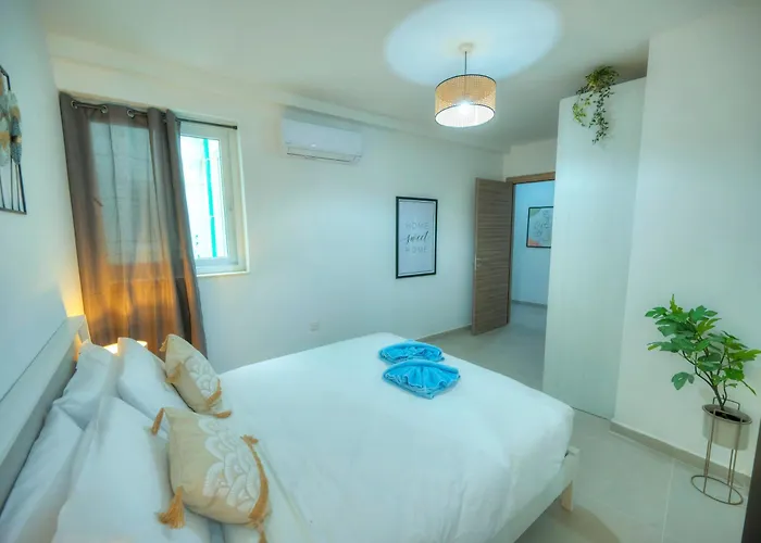 Spacious, Bright & Modern 3 Bedrooms, Balcony Apic1-1 *